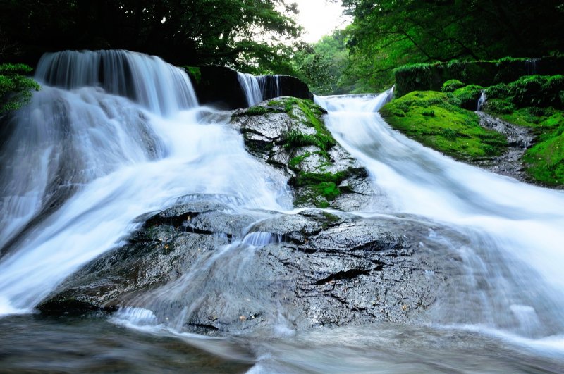 น้ำตกยอนจุ-ซานมัน (430,000 ในภาษาญี่ปุ่น เป็นน้ำตกที่มีน้ำไหลผ่านประมาณ 78,000 ตันต่อวัน