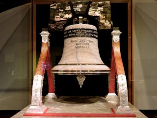Model of the United States&#39; Liberty Bell made entirely of pearls