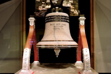 <p>Model of the United States&#39; Liberty Bell made entirely of pearls</p>