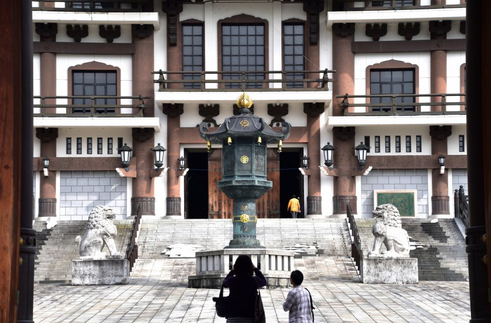Gigantic Daibutsu-den Hall (Big Buddha Hall) viewed from the gate