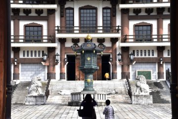 <p>Gigantic Daibutsu-den Hall (Big Buddha Hall) viewed from the gate</p>