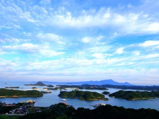 With fresh morning sun on my back, I appreciated the beautiful landscape of Amakusa Matsushima Islands and Amakusa-gohashi Bridge.