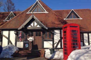 <p>A typical British red telephone box outside Ye Shoppe</p>
