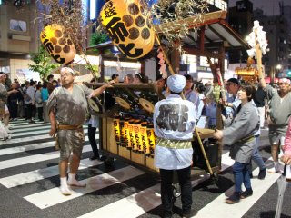 Des chars musicaux, avec instruments traditionnels, accompagnent la procession des mikoshi
