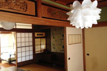 <p>Modern lights bring zest to this traditional Japanese house&nbsp;</p>
