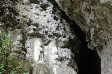Buddhist images near the crevice