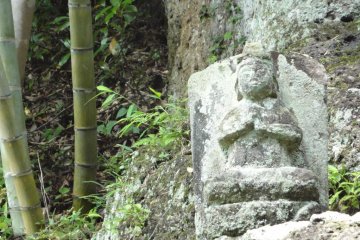 Small stone Buddhist images are scattered about in the precincts