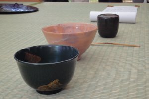 Bowls, a&nbsp;tea powder container and a tea spoon are displayed to appreciate