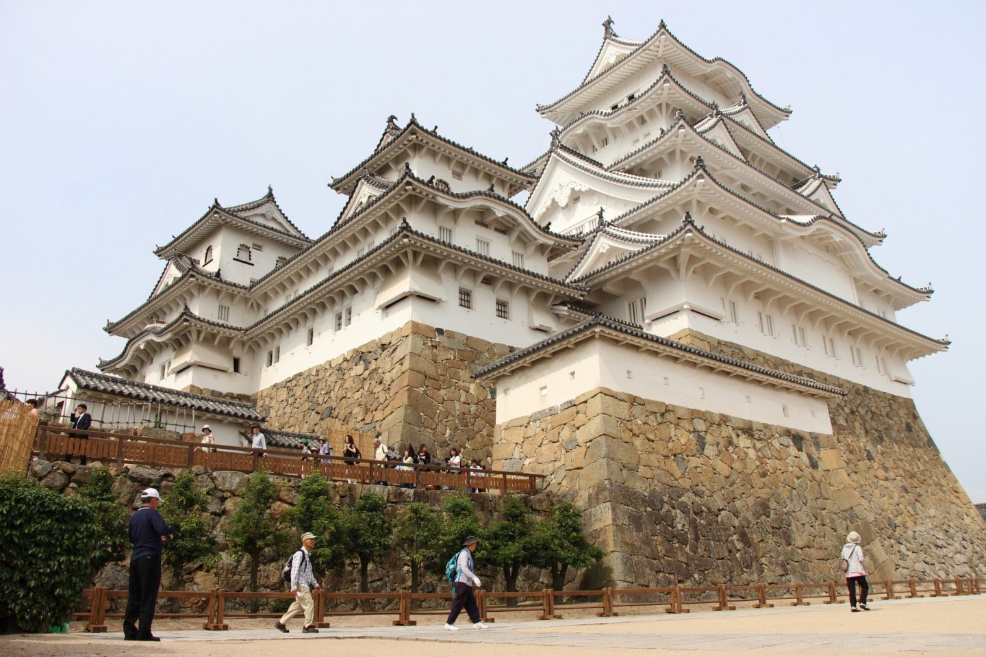 Pendant de longues années, Himeji-jo a subi de nombreuses restaurations dans les différentes partie de sa structure, tant au niveau de la façade et de la toiture que de la charpente