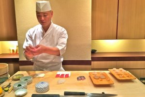Pembuat sushi (taisho) bekerja dengan penuh kebanggan setelah menempuh waktu bertahun-tahun dalam mengolah keterampilannya