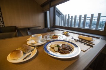 <p>Enjoying the &#39;French Dinner Course&#39; while viewing sunset over the Hamamatsu horizon is truly an extravagant experience like none other.</p>