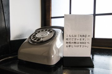 <p>이 오래되어 보이는 전화기는 레스토랑에 분위기를 더해줍니다. 심지어 사용도 가능하답니다!&nbsp;</p>