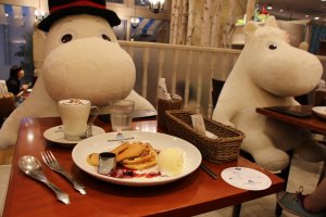 De nombreux curieux viennent au Moomin Caf&eacute; pour profiter d&#39;un repas ou d&#39;un go&ucirc;ter en compagnie d&#39;un Moomin g&eacute;ant