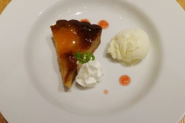 <p>Apricot tart, served with ice cream</p>