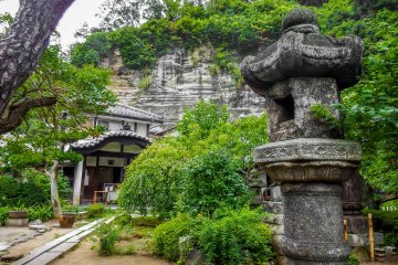 <p>When approaching the back of this temple you can see its garden has been partially built into the side of a cliff face, a feature common with many buildings in Kamakura</p>