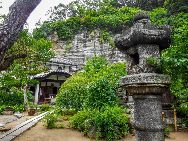 <p>When approaching the back of this temple you can see its garden has been partially built into the side of a cliff face, a feature common with many buildings in Kamakura</p>