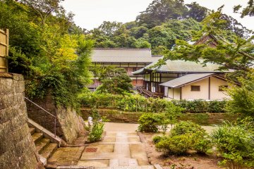 <p>When approaching Kencho-ji from the rear you will pass through an isolated area containing several smaller temples and shrines</p>