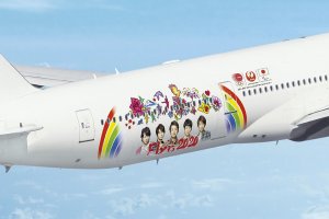 The design of the special aircraft, including the five members of Arashi and drawings by Satoshi Ohno (pictured center)