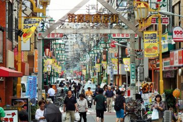 <p>A number of lively shotengai make up the area around Hatanodai Station.</p>