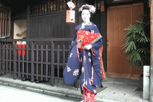 Book ahead for an encounter with a Geisha in Hangesho Fan boutique in Kyoto