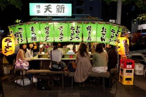 Les nombreux stands de nourriture d&#39;Hakata : n&#39;oubliez pas de d&eacute;guster un d&eacute;licieux tonkotsu ramen (Fukuoka)