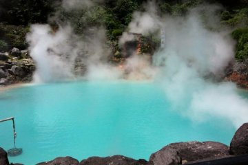 The famous Beppu Onsen&#39;s &quot;Blue Hell&quot; (Oita)