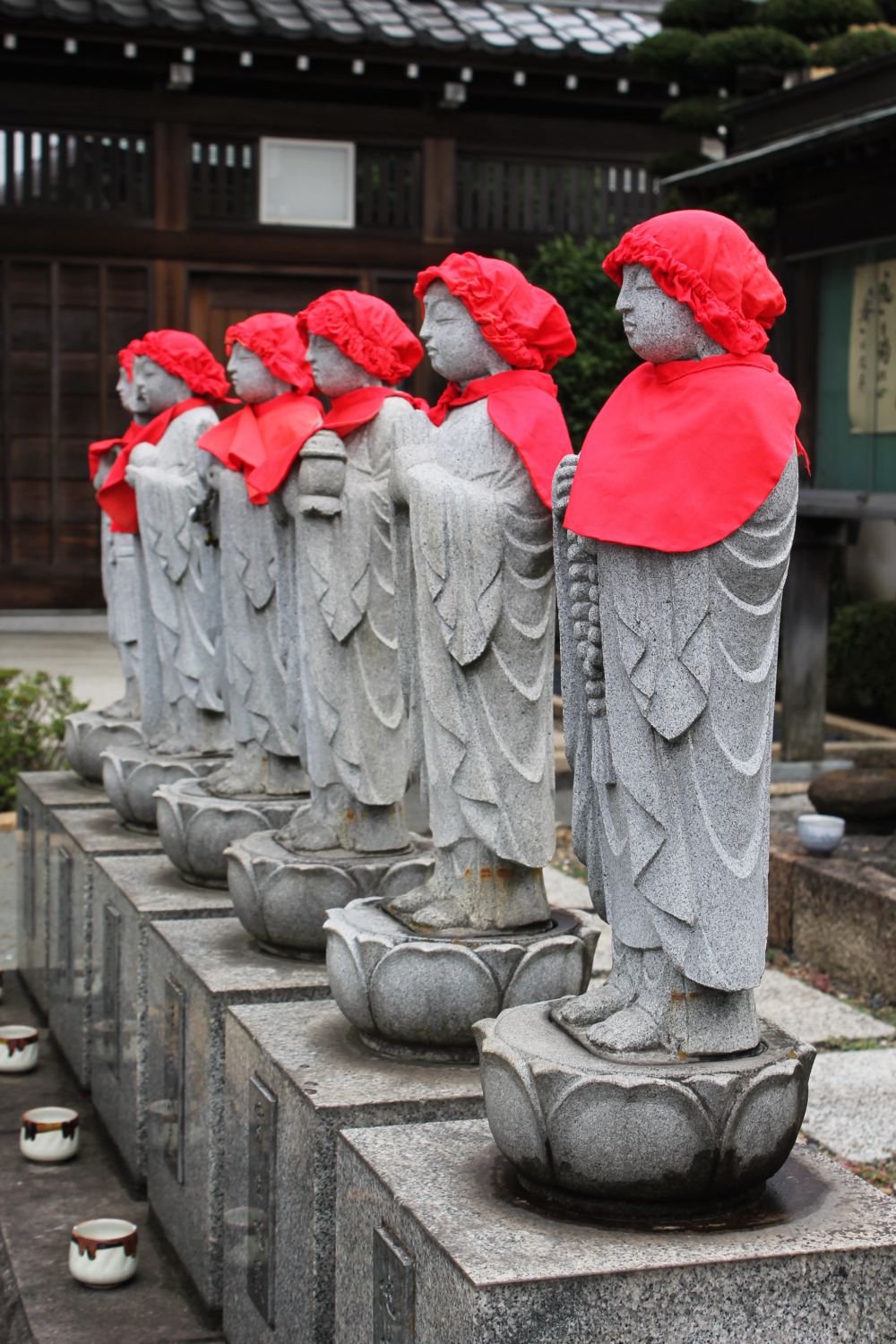 ในพุทธศาสนาของญี่ปุ่น สีแดงเป็นสัญาลักษณ์ของความมีชีวิต