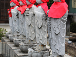 ในพุทธศาสนาของญี่ปุ่น สีแดงเป็นสัญาลักษณ์ของความมีชีวิต