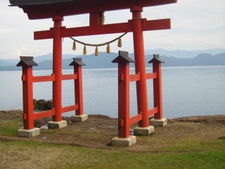 Có nhiều nơi để tham quan xung quanh hồ, ví dụ như cánh cổng này ở đền Gozanaishi 
