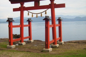 มีสถานที่หลายแห่งให้แวะไปชมรอบๆ ทะเลสาบ อาทิเช่น ประตูโทริของศาลเจ้า Gozanaishi 