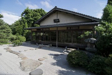<p>The adjoining modern tea room, where visitors can relax and enjoy tea themselves. Tea ceremonies are also held here on request.</p>
