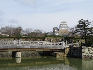 ปราสาทฮิเมจิมีสีขาว จึงมีชื่อเรียกอีกชื่อหนึ่งว่า ปราสาทนกกระยางขาว (Hakuro-Jo) หรือปราสาทนกกระสาขาว (Shirasagi-Jo)