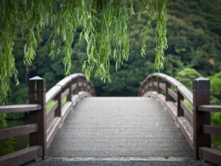 Un pont enjambe l&#39;eau dans le jardin traditionnel japonais