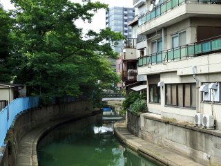 Le pont depuis lequel cette photo a été prise est surnommé Namidabashi, ou «Pont des larmes». Les criminels en chemin vers le peloton d'exécution Suzugamori se séparaient de leurs proches ici, la famille n'était plus autorisée après ce point