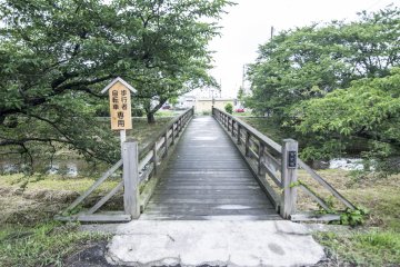 <p>A wooden bridge connecting both banks of Tamayu-gawa.</p>