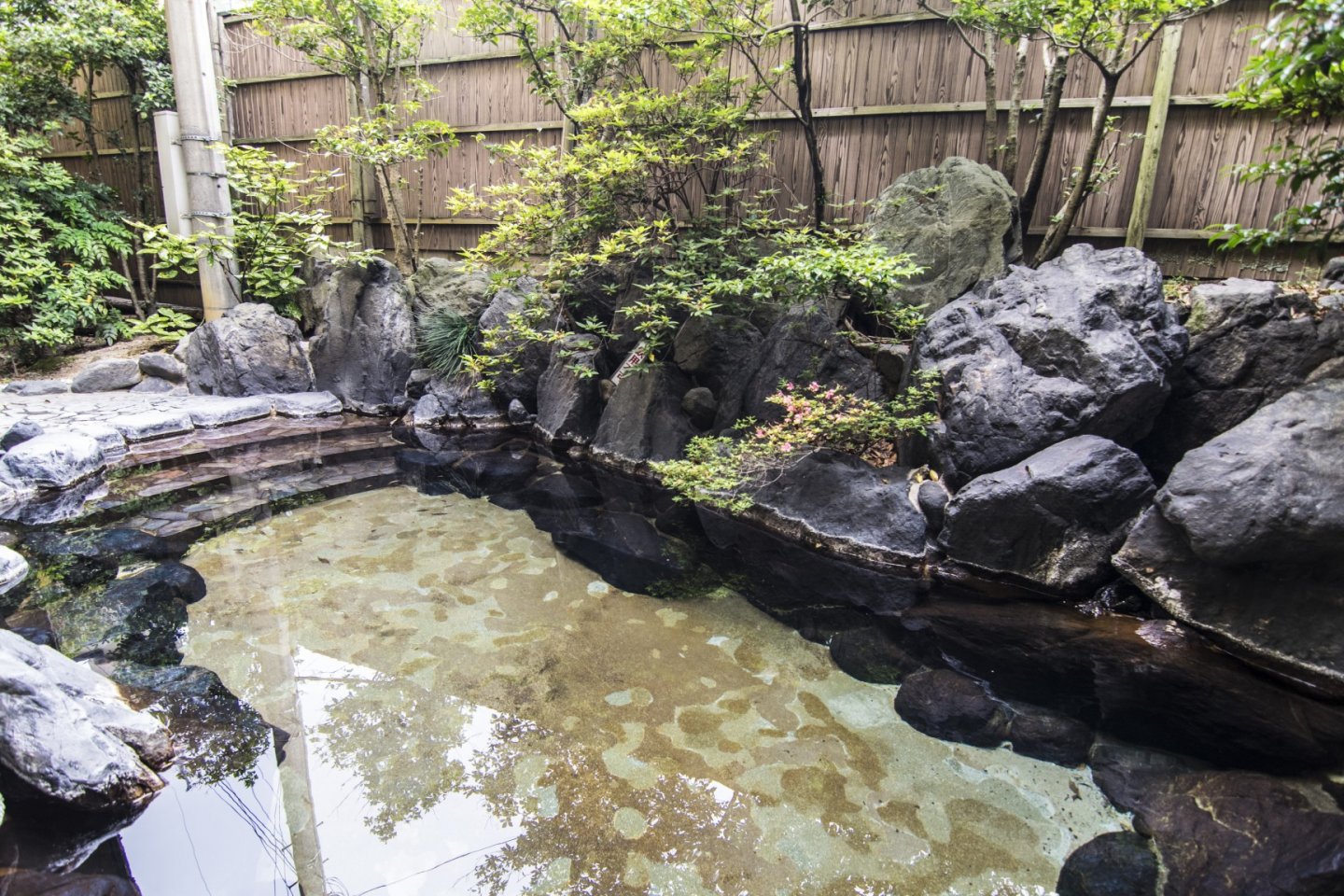 Một hồ bơi ngoài trời tuyệt đẹp khác, cái này ở Hosei-kan. Các lữ quán thường mở phòng tắm onsen của họ cho du khách ngay cả khi họ không ở lại.