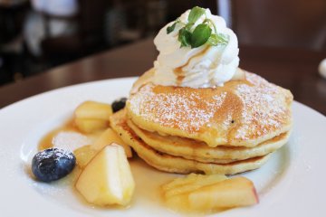 <p>These apple and cinnamon pancakes were exceptional</p>