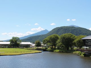 Núi Asama tạo nên một phông nền tuyệt đẹp