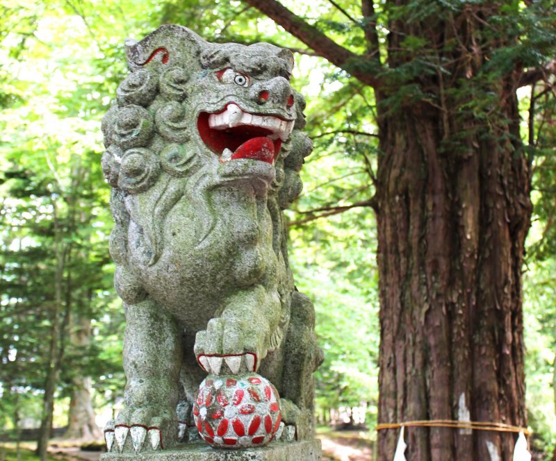 <p>This shrine guard would scare anyone away</p>
