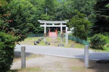 <p>The entrance to the shrine is just off the main road</p>