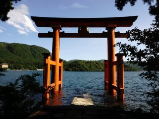 Salah satu Torii yang berada di pinggir Lake Ashi. Torii yang dibangun untuk memperingati perjanjian perdamaian&nbsp;dengan 49 negara sekutu untuk mengakhi perang dunia ke-2&nbsp;