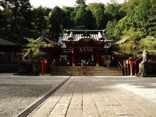 Kuil utama yang dijaga Komainu (anjing) sendiri yang tidak terlalu besar. Suasananya &nbsp;sunyi, rindang, dan sejuk.