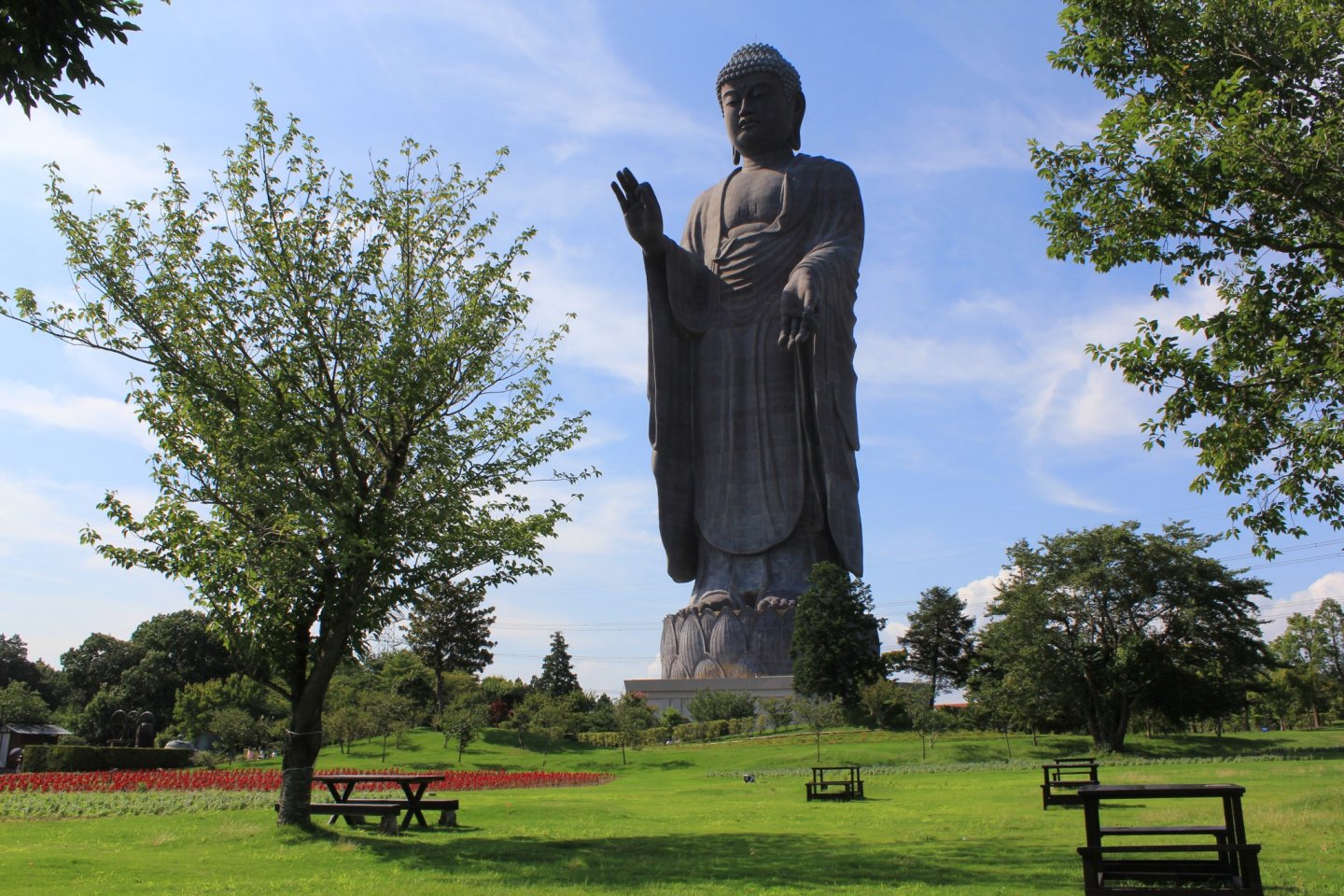 San Buddha setinggi 120 meter berdiri megah di bawah kaki langit
