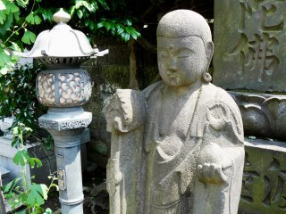 Дзидзо - один из наиболее почитаемых и любимых Боддхисатв в Японии