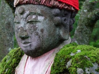 Những bức tượng Jizo này đã rất cũ