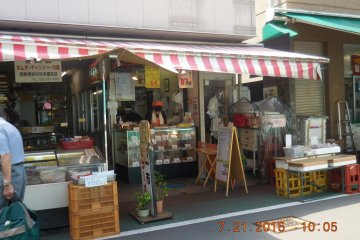<p>The korokke shop is in the middle of the Asaichi Market</p>
