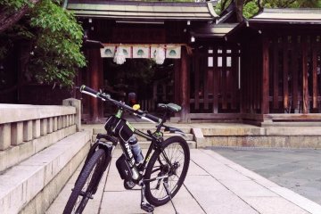 <p>Небольшая остановка перед синтоистским храмом в Кобэ</p>