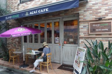 <p>The outside of Island Veggie also offers a few seats</p>