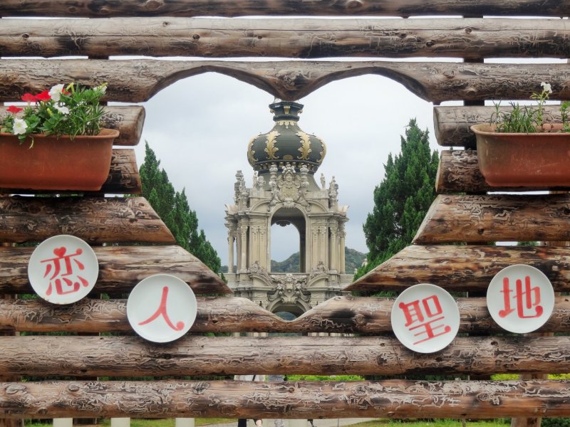 <p>Мимолетный взгляд на воспроизведенный дворец Цвингер на входе в парк фарфора Арита</p>
