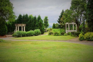 <p>The gardens here are in bloom mostly in early to mid-spring</p>